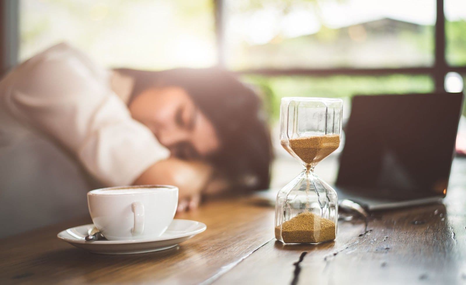 寝ても寝ても眠い・強い眠気があるときの対処法や注意点